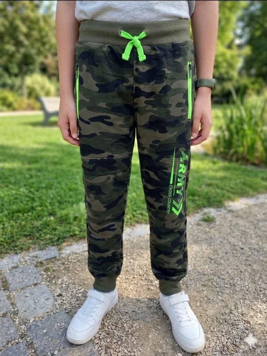 Chlapecké maskáčové tepláky Kugo TM8227 zelené / zelený zip