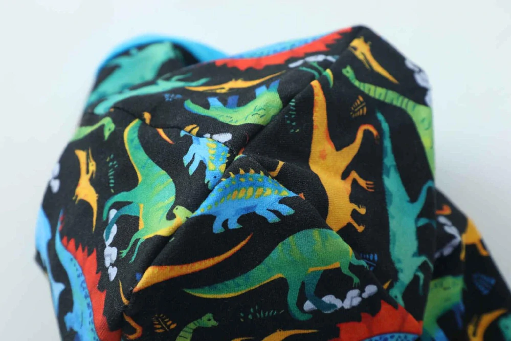 Chlapecká jarní/podzimní čepice Kugo CF5625 – dinosauři