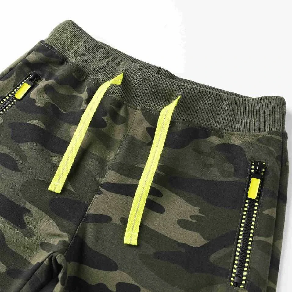 Chlapecké maskáčové tepláky Kugo TM8225 zelené / signální doplňky