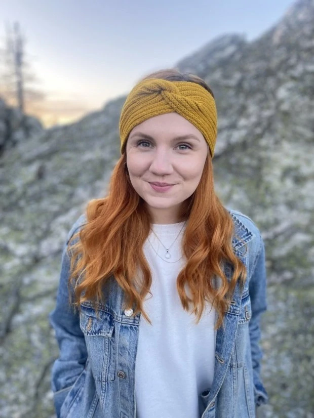 Čelenka pletená Dráče Twist - vzor 10 - hořčicová