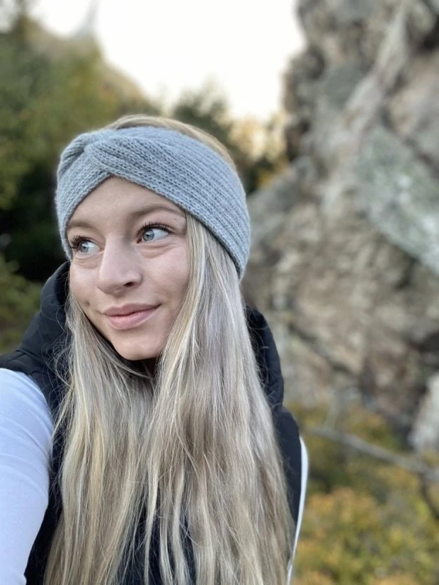 Čelenka pletená Dráče Twist - vzor 11 - šedá světlá