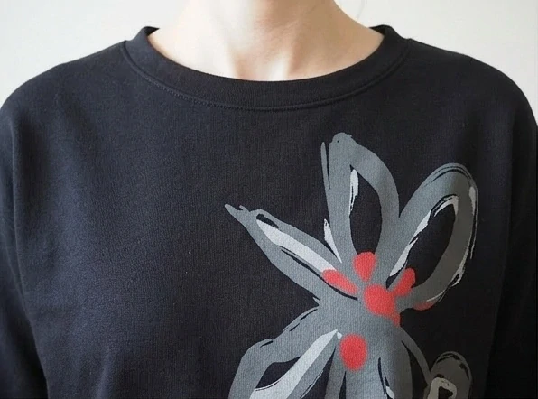 Dámská mikina přes hlavu Květ černá