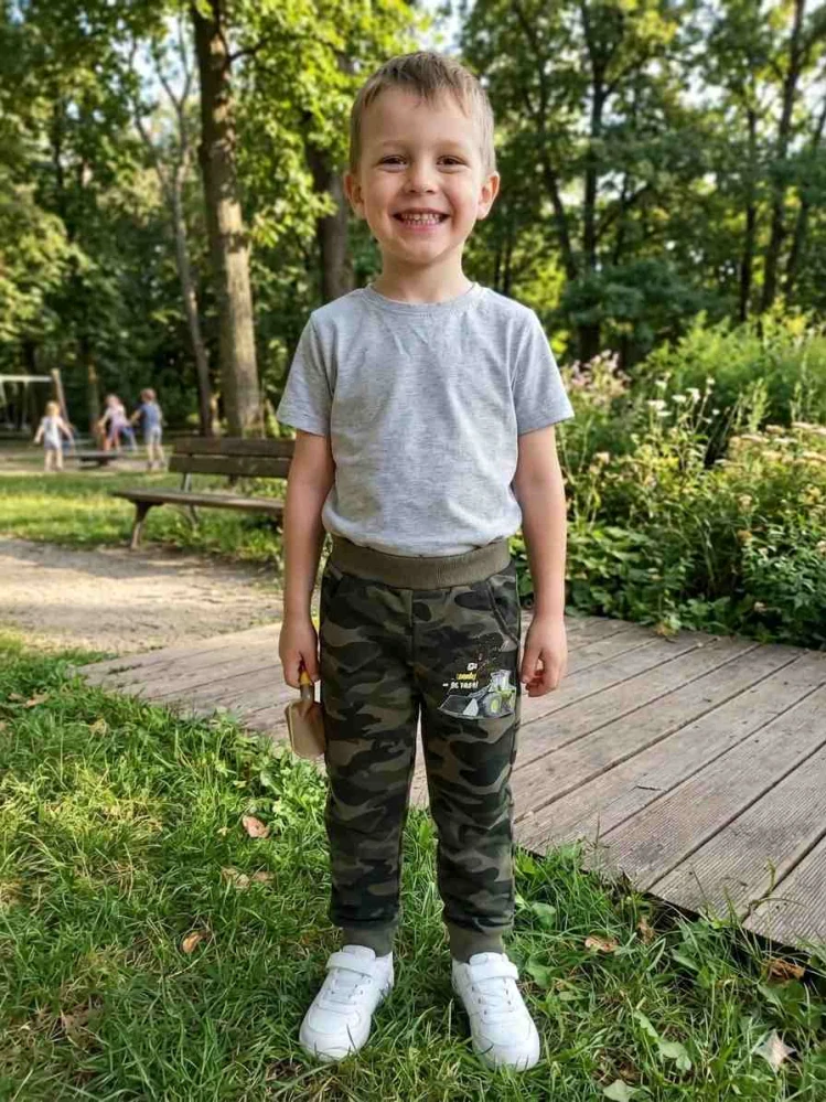 Dětské maskáčové tepláky Kugo TM9221 zelené s traktorem