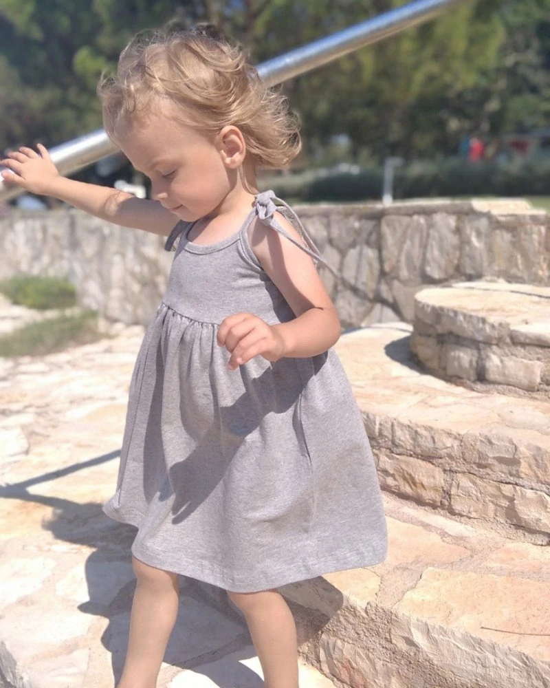 Dívčí šaty Jožánek s vázáním na ramenou, šedý melír