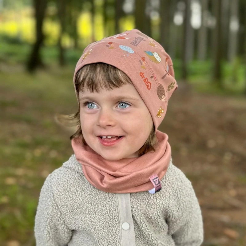 Spadlá bavlněná čepice Dráče Pepe - vzor 09, lesní zvířátka, pudrová