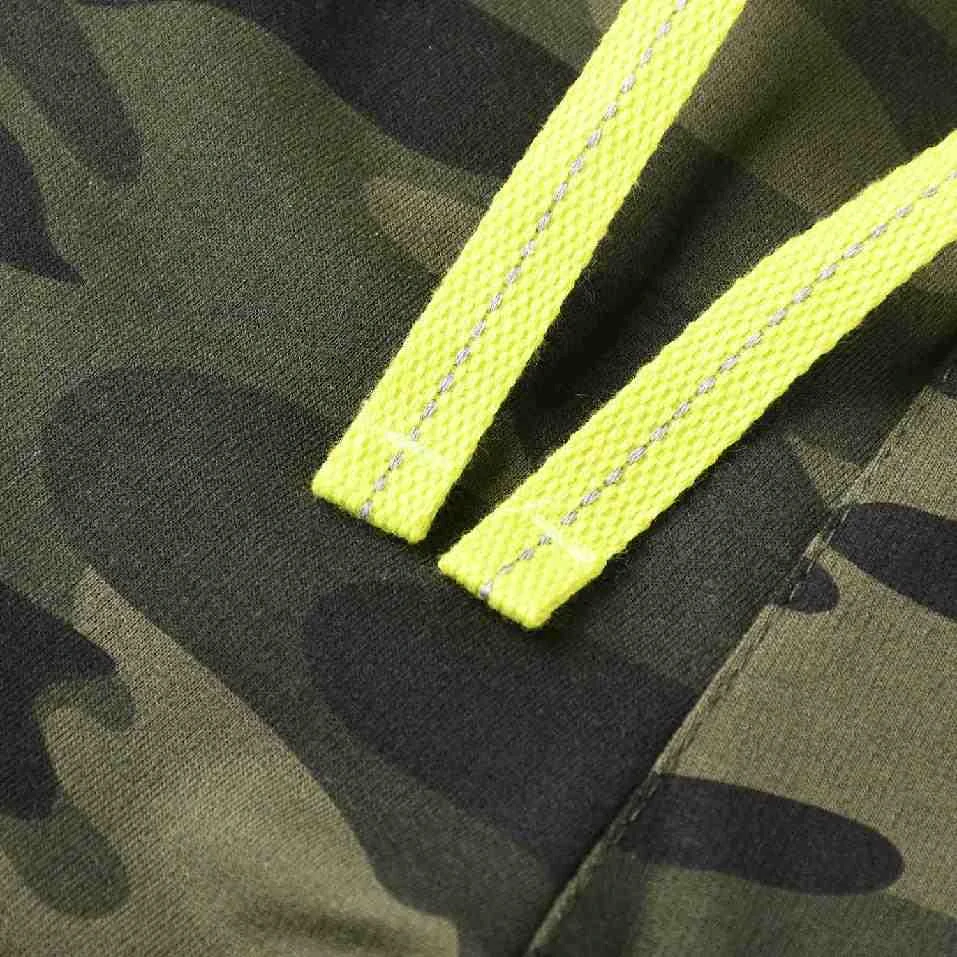 Chlapecké maskáčové tepláky Kugo TM8225 zelené / signální doplňky