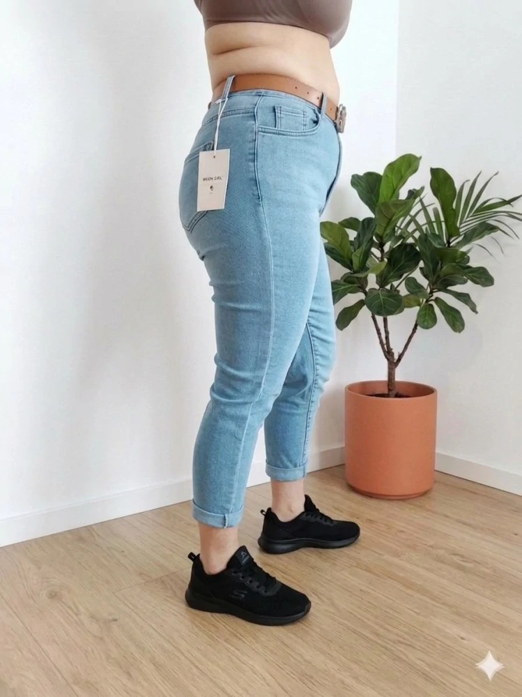 Stylové Mom Fit džíny s vysokým pasem a páskem - pohodlné elastické džíny modré