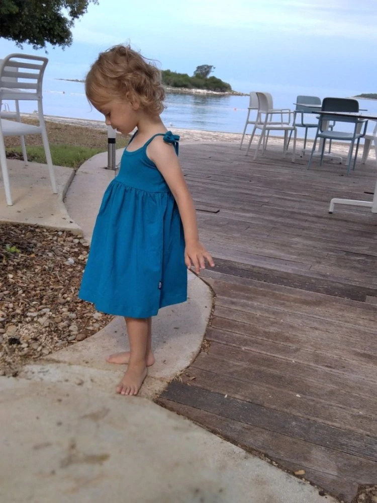 Dívčí šaty Jožánek s vázáním na ramenou, tmavý tyrkys