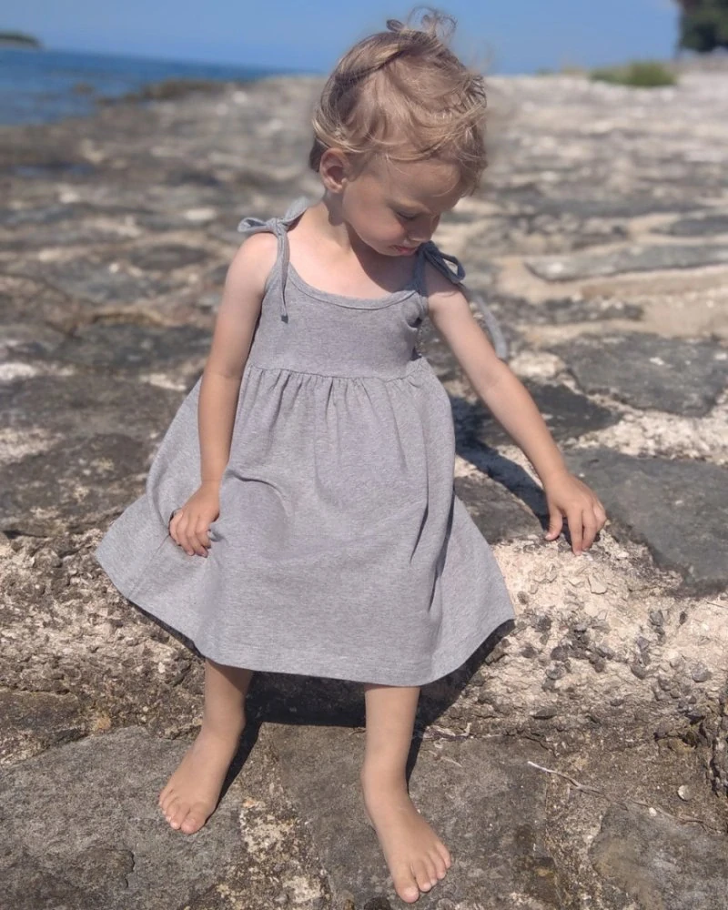 Dívčí šaty Jožánek s vázáním na ramenou, šedý melír