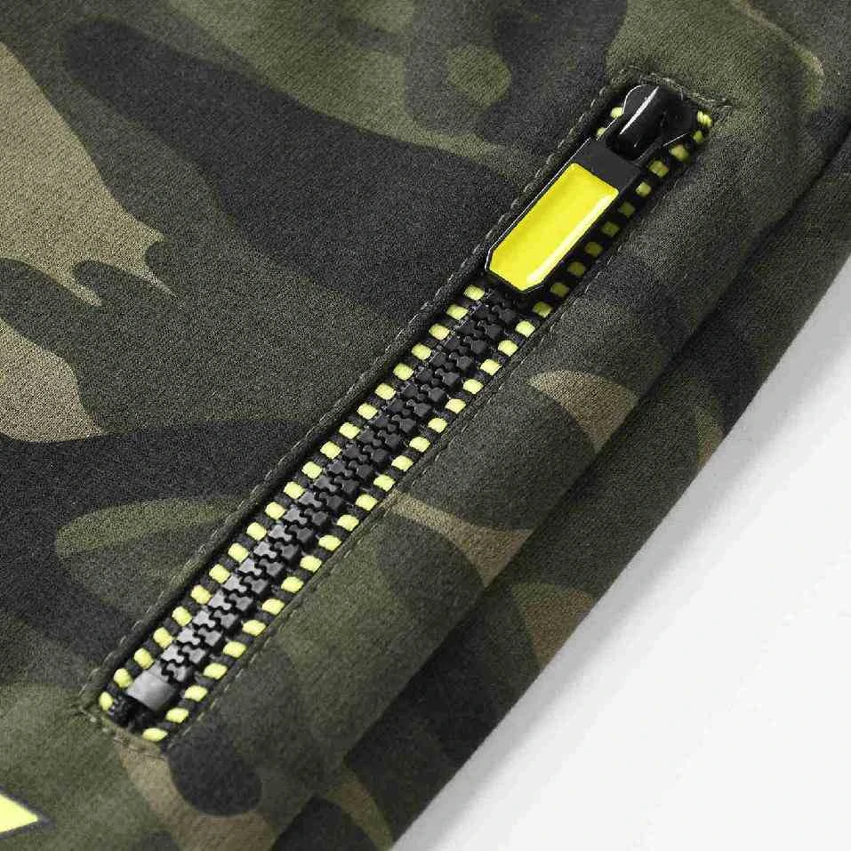 Chlapecké maskáčové tepláky Kugo TM8225 zelené / signální doplňky