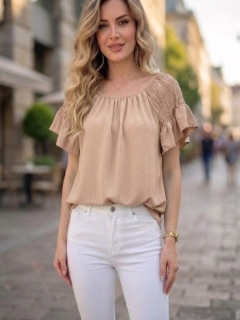 Vzdušná halenka s volánky a žabičkovými rukávy