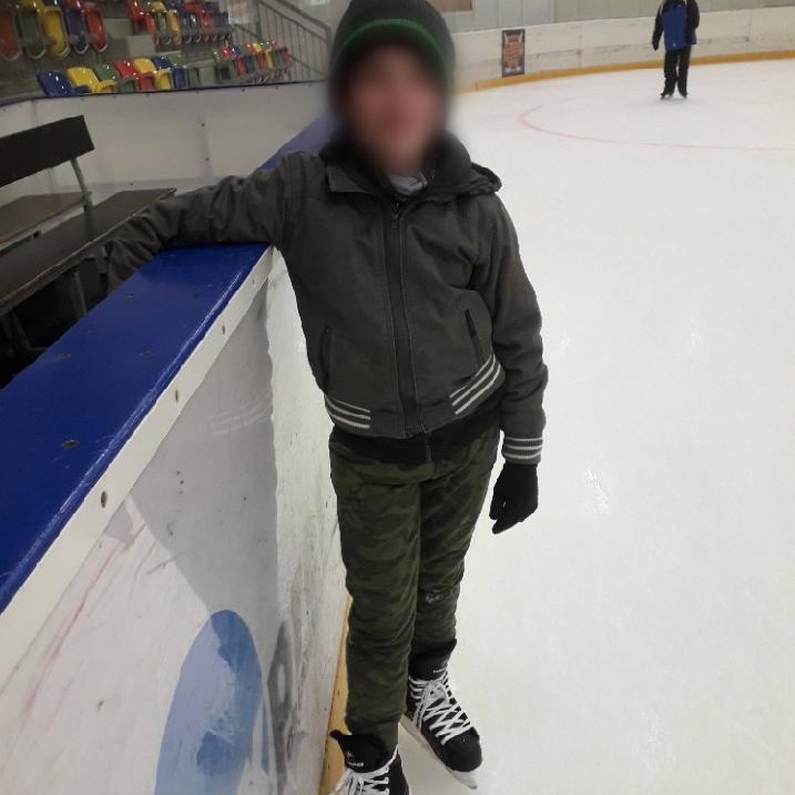 Spokojený zákazník v maskáčových teplácích Kugo