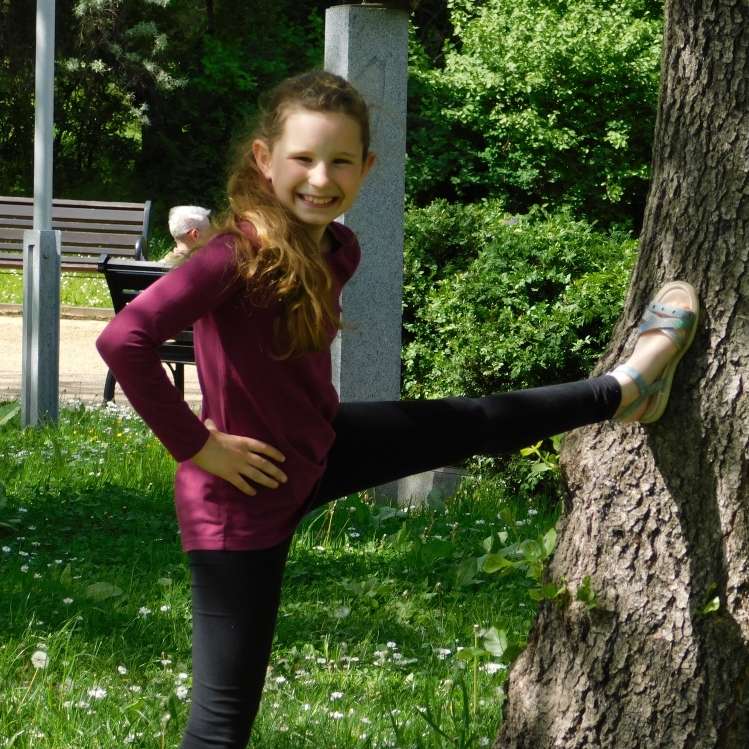 Spokojená zákaznice v dívčím tričku a legínách Jožánek
