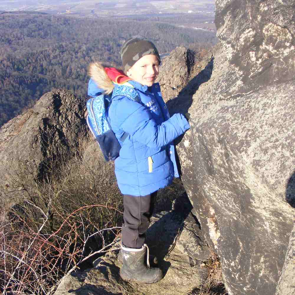 Spokojený zákazník s batohem, kalhoty a holínkami Mammut