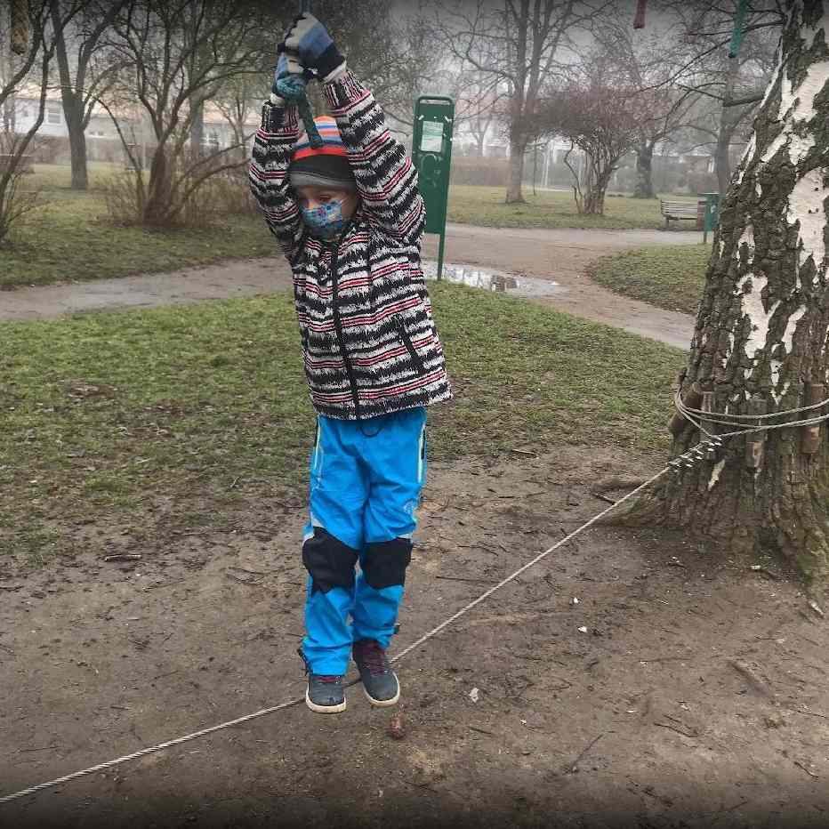 Spokojený zákazník v šusťákových kalhotech Kugo
